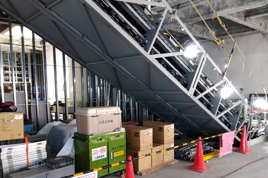 トラス(エスカレーター本体)搬入