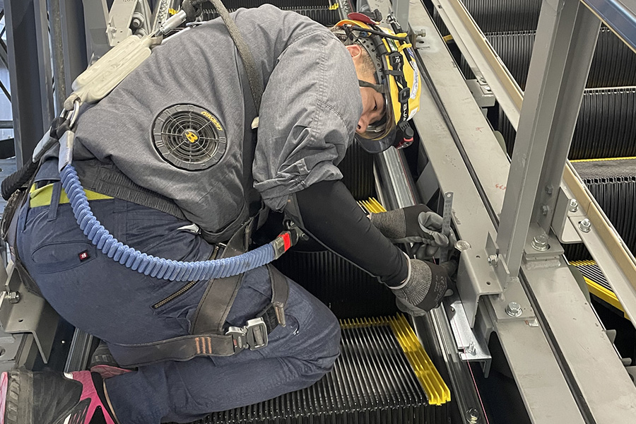 エスカレーター内部品の芯出し