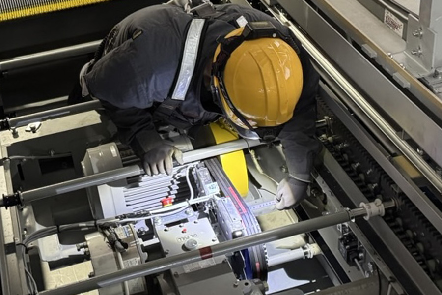 ガラスパネル、手摺ゴムなど意匠品の取り付け